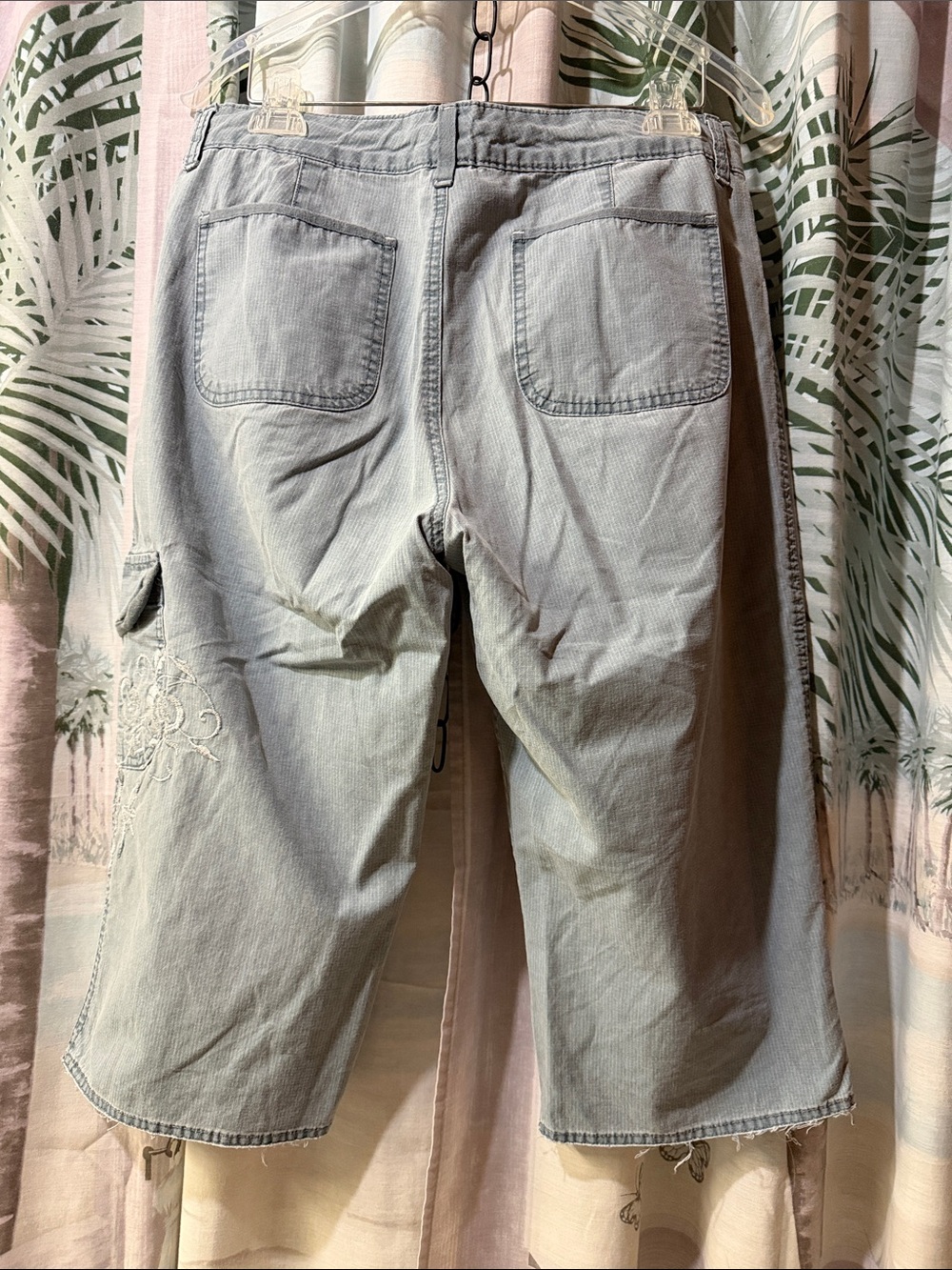 Gloria Vanderbilt Light Turquoise Cropped Cargo Capris with Embroidery - Picture 3 of 4